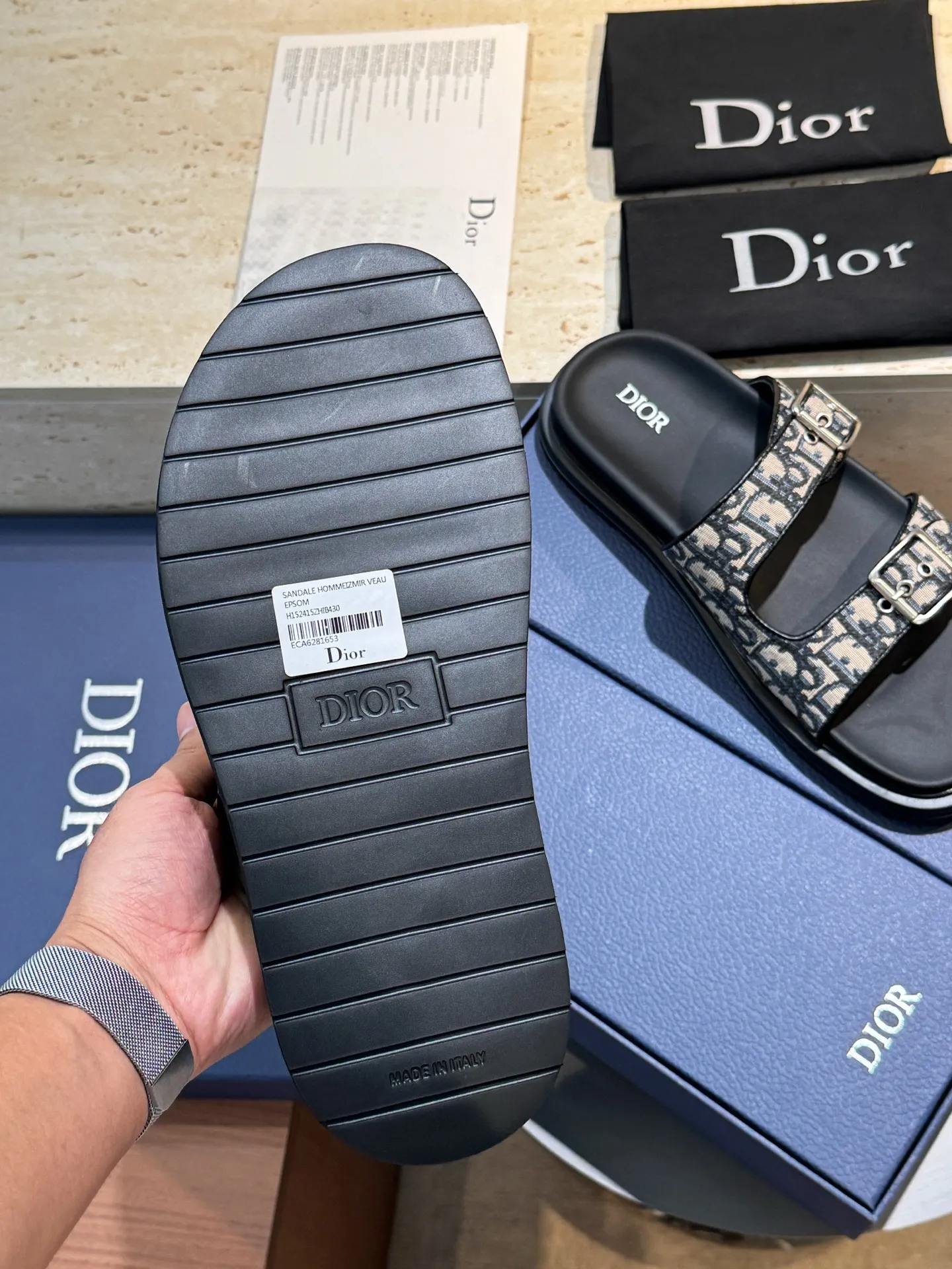 Factory price: 320💰Djia Aqua men's slippers and sandals, Dior's Aqua sandals are elegant and casual. The cross-strap design is reinterpreted in CD Diamond canvas, inspired by the brand's archives. Finished with a branded logo and tonal notch sole, they can be worn easily with shorts or jeans for a sophisticated look. Size:39-44(38 45 customized)